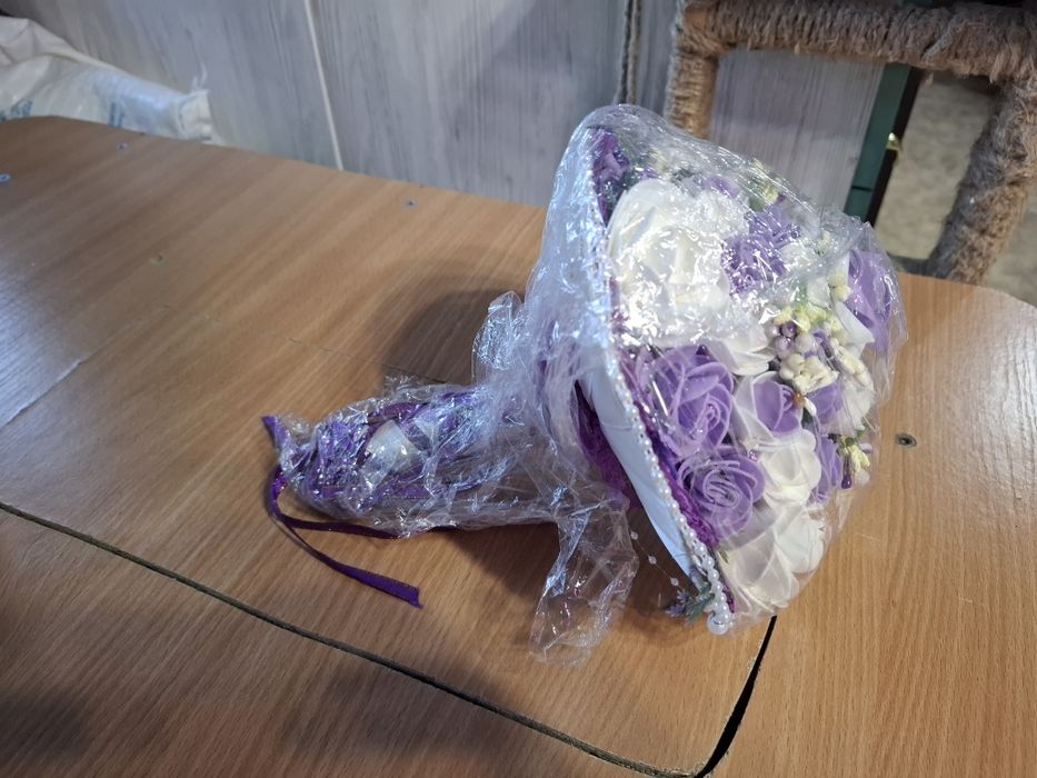 Букет невесты в фиолетово-белом цвете