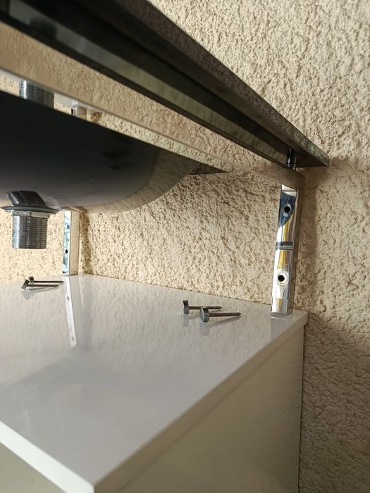 Lavatório com suporte em inox polido e móvel toalheiro
