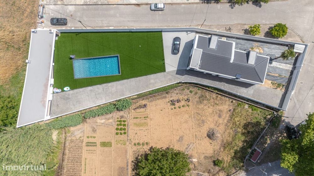 Moradia T3+1 de luxo com piscina salgada e total privacidade