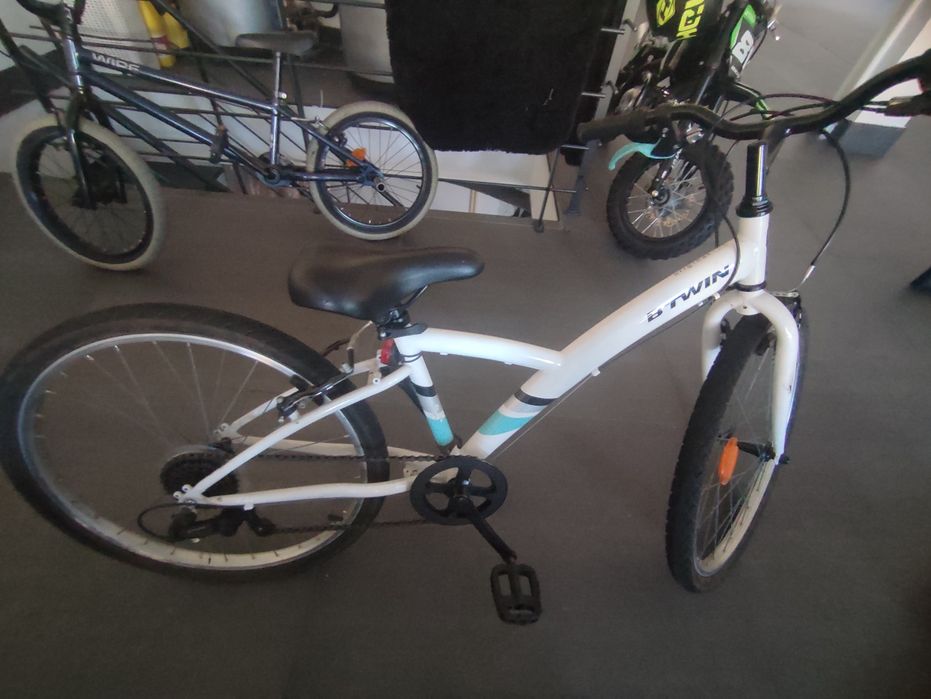 Bicicleta branca Decathlon