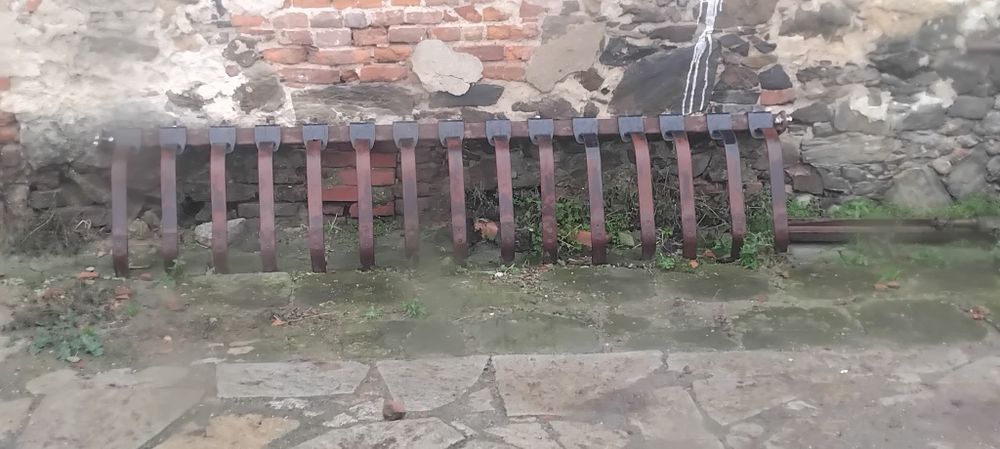 Belka z skrobakami do czyszczenia wału