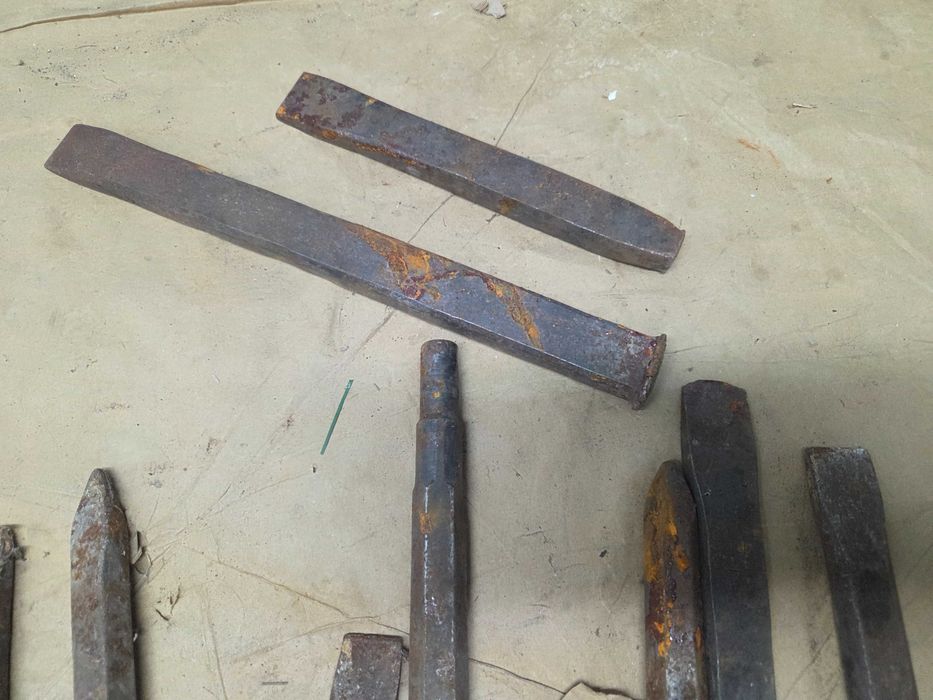 Zestaw stare przecinki, wybijaki, młotek starocie