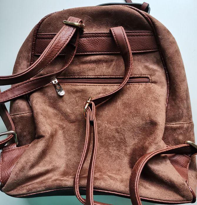 Mochila castanha com detalhes dourados64285106784001124