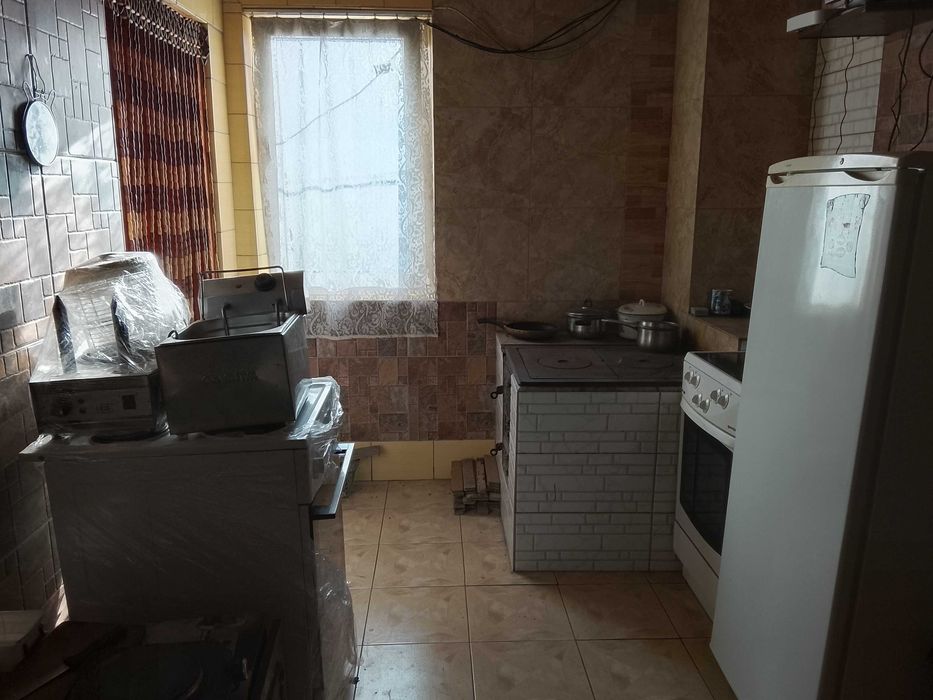 Житловий будинок з вбудованими приміщеннями комерційного призначення