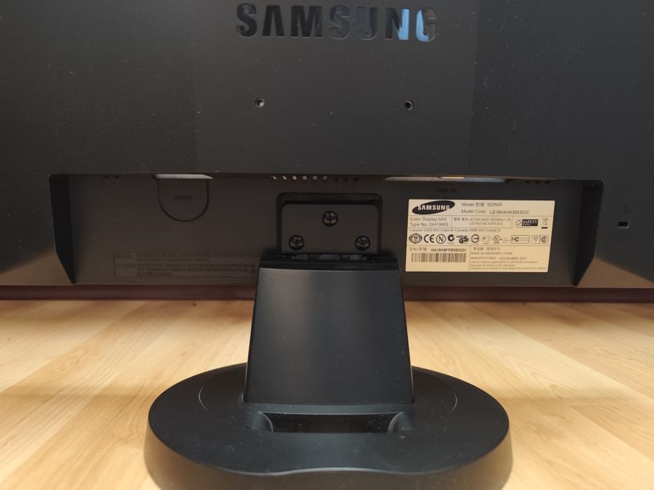 Монитор широкоформатный Samsung SyncMaster 920NW в рабочем состоянии