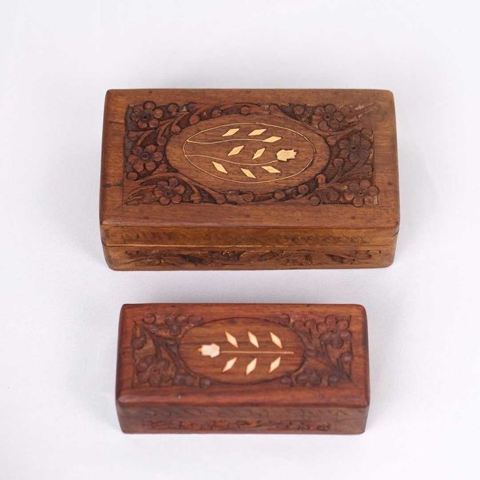 Conjunto de duas caixas decorativas artesanais indianas