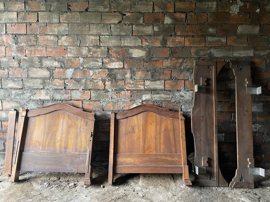 Cama individual de madeira maciça