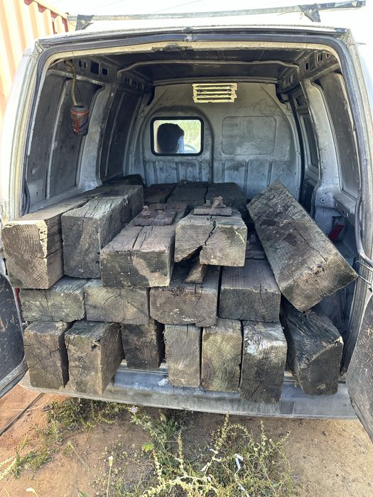 Vendo sulipas usadas em linha de comboio.