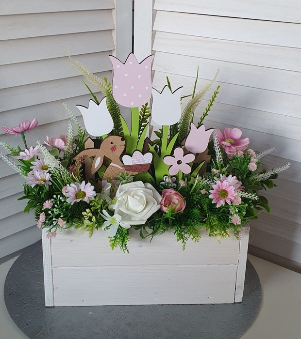 Wiosenna dekoracja, skrzynka, zajączek