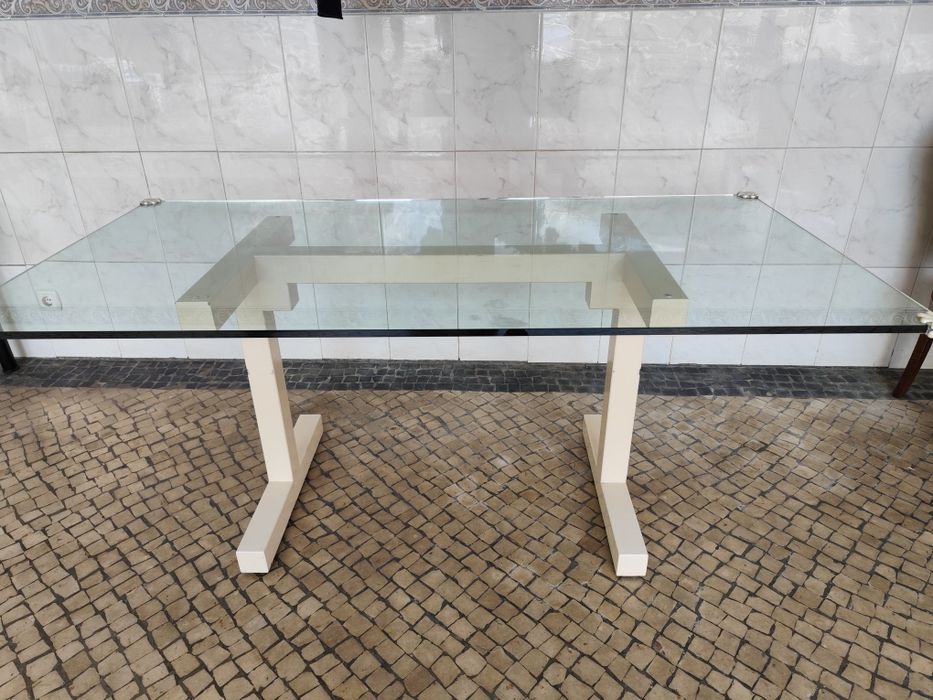 Mesa com tampo de vidro temperado.