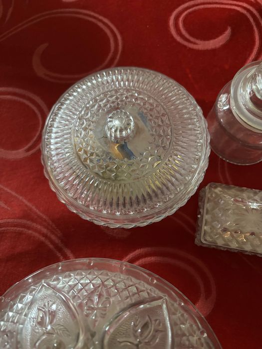 Caixas ou bomboneiras diversas em vidro
