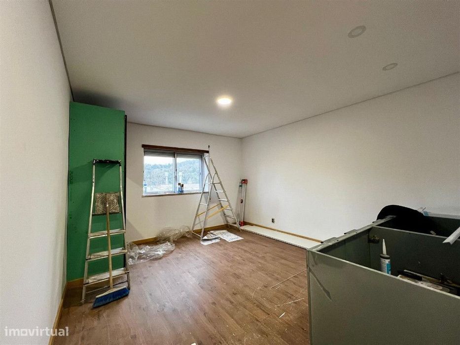 Apartamento T3 com aparcamento em zona de Coselhas