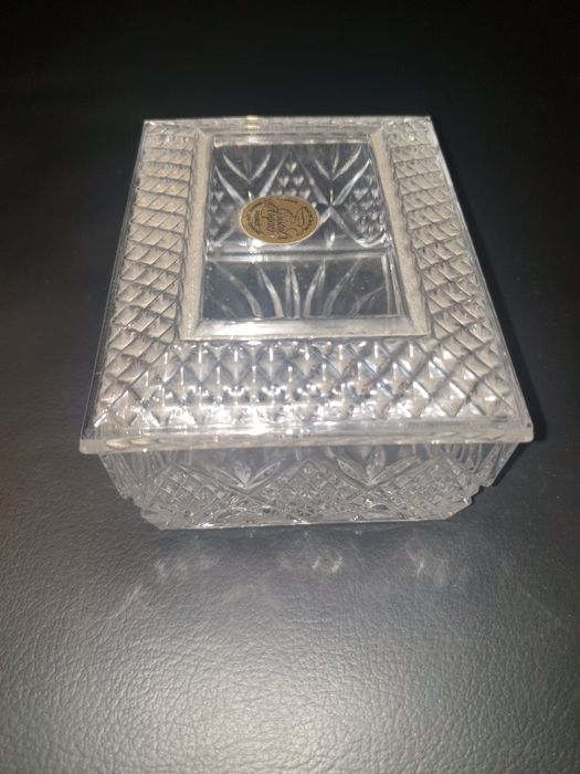 Bota e antiga caixa cristal D'Arques guarda jóias
