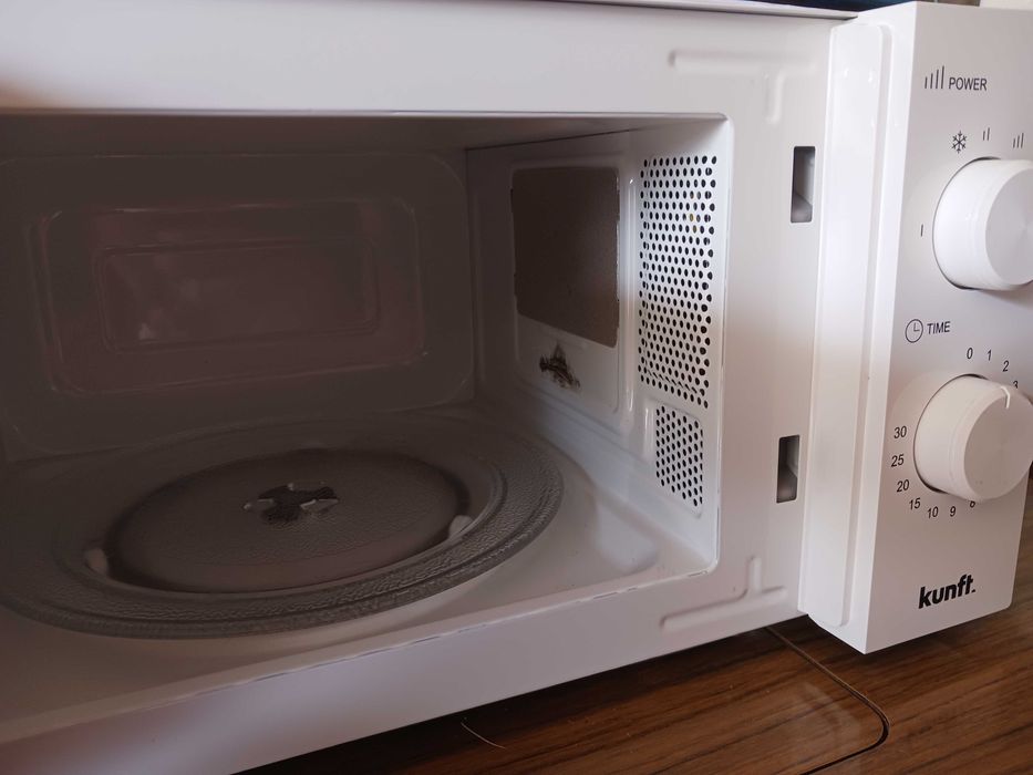 Micro-ondas Kunft 700W em muito bom estado