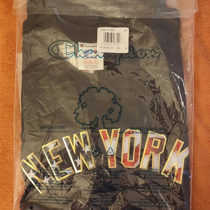 T-shirt preto azulado, parceria da Champion com um team de baseball.