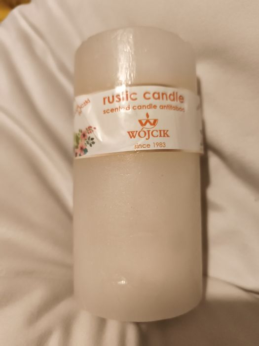 Kremowa świeca antytabac o wadze 440 g, wymiary 7,5x13 cm.