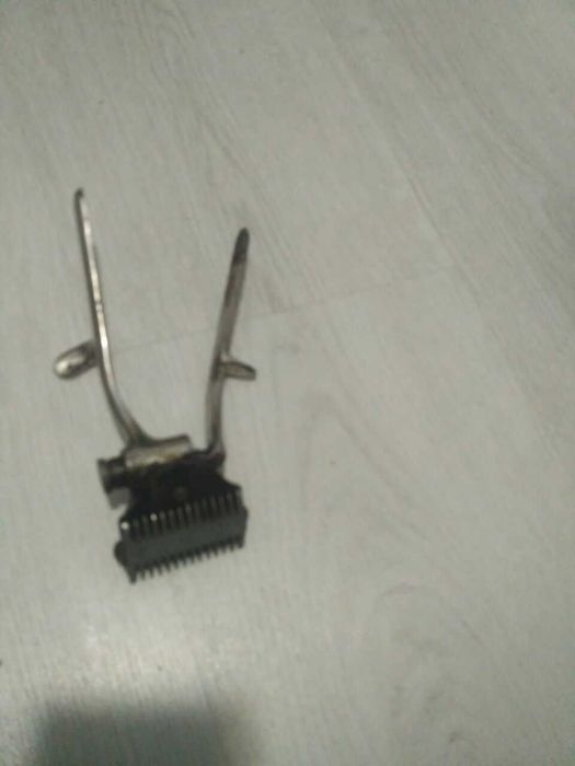 Ручна механічна машинка для постригу волосся часів СРСР