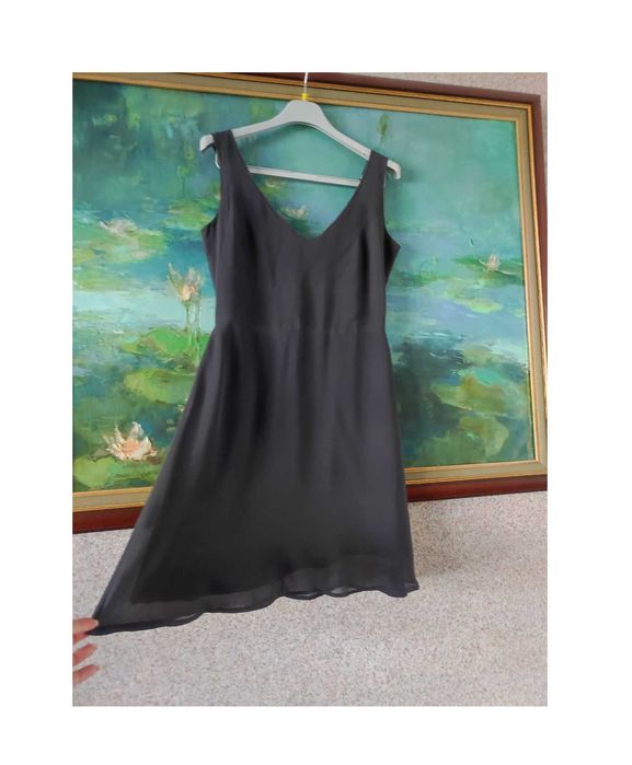 zwiewna letnia sukienka grafit szara kobieca tunika rozszerzana dekolt