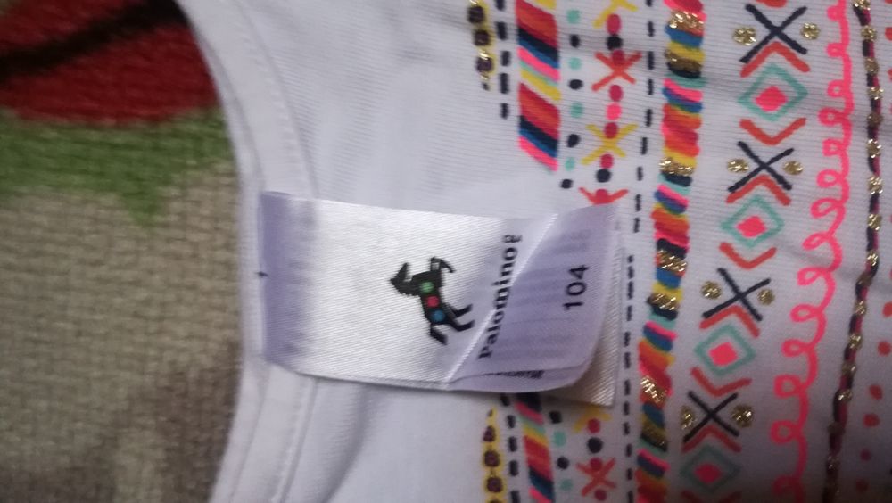 Varias roupas de menina