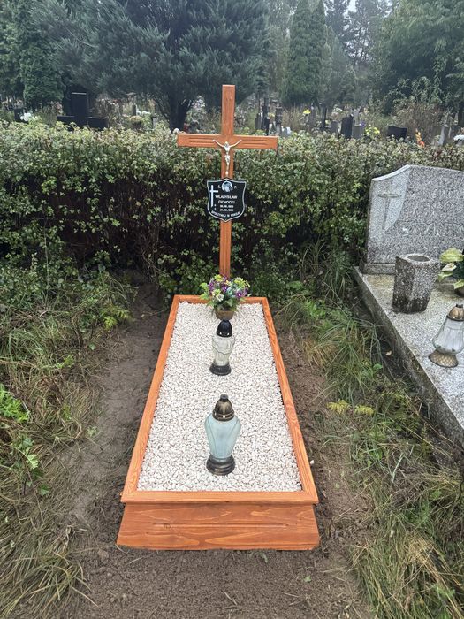 Obramowania nagrobne, krzyże, obudowy grobu