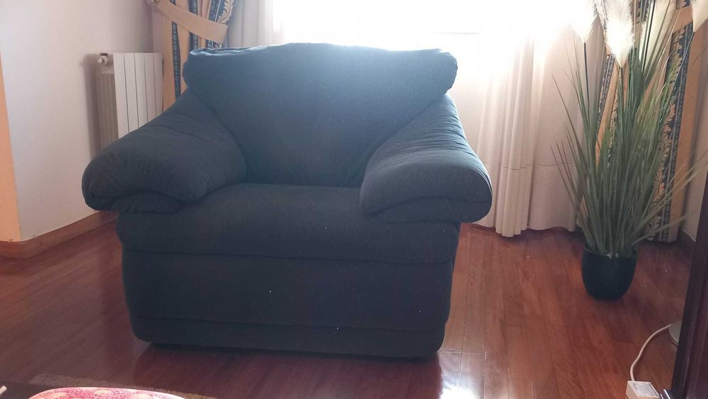 Conjunto de 1 sofá de 3 lugares e 2 sofás de 1 lugar, em tecido azul