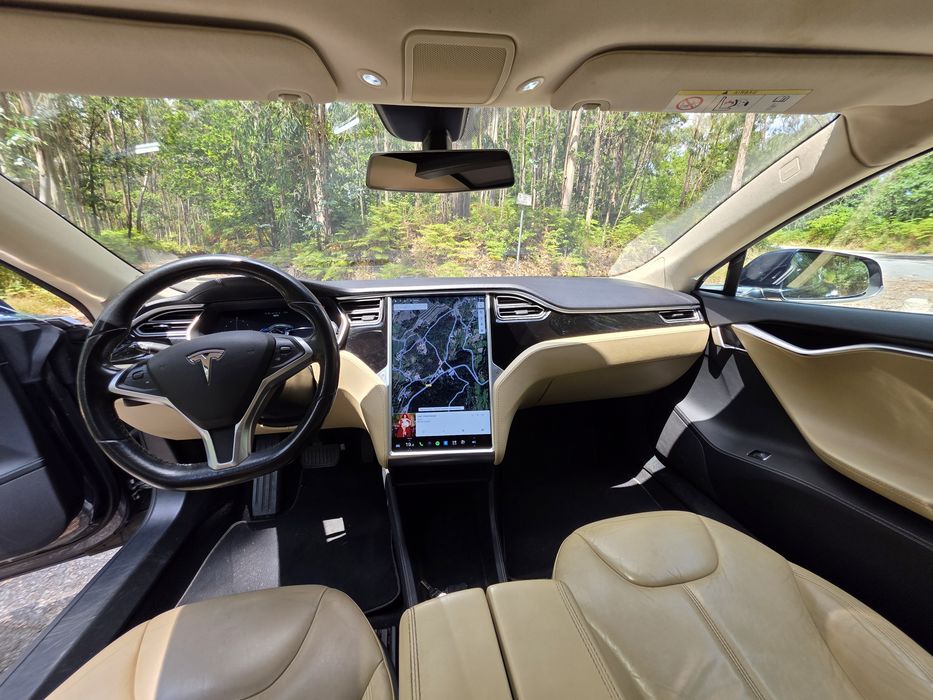Tesla S85 carregamentos gratuitos