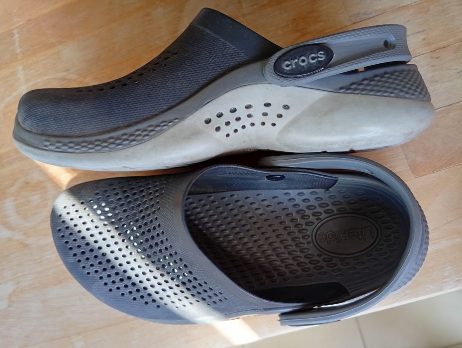 Crocs literide pretas e cinzentas