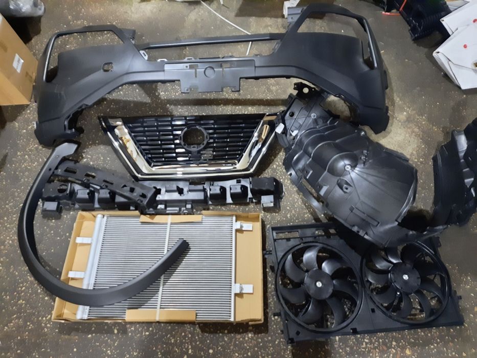 Решітка переднього бампера Nissan Rogue Т33 622546RR0A бампер молдинг