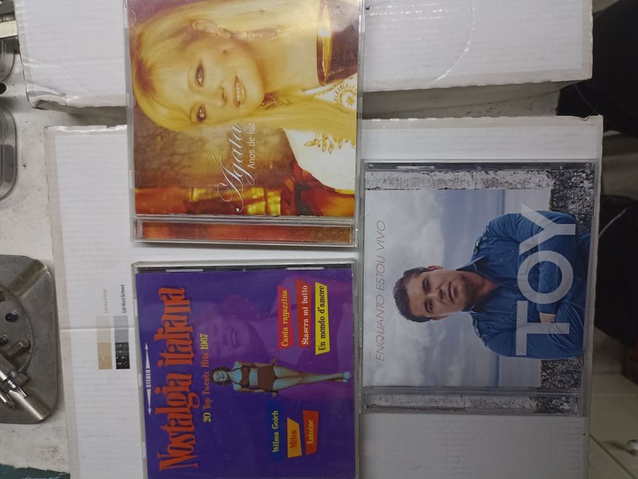 Cassetes e CDs de vários Cantores e de música variada.