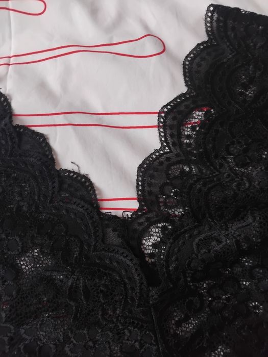 Koronkowa bluzka z dekoldem M 38