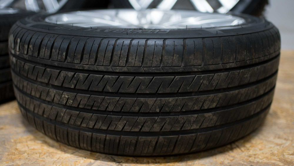 Комплект дисків з шинами R18 235/45 з Volkswagen Passat B8 2017