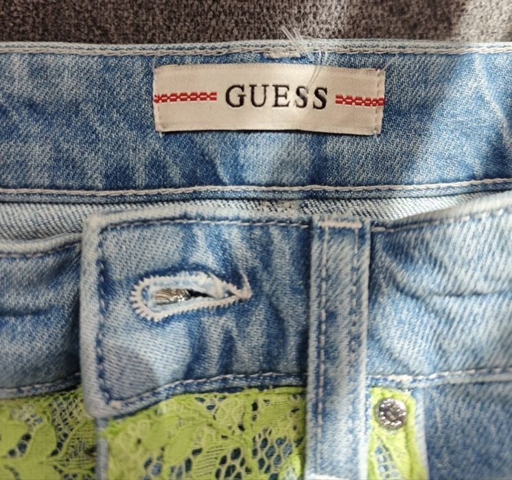 Ефектна джинсова міні-спідниця з неоновим мереживом від GUESS