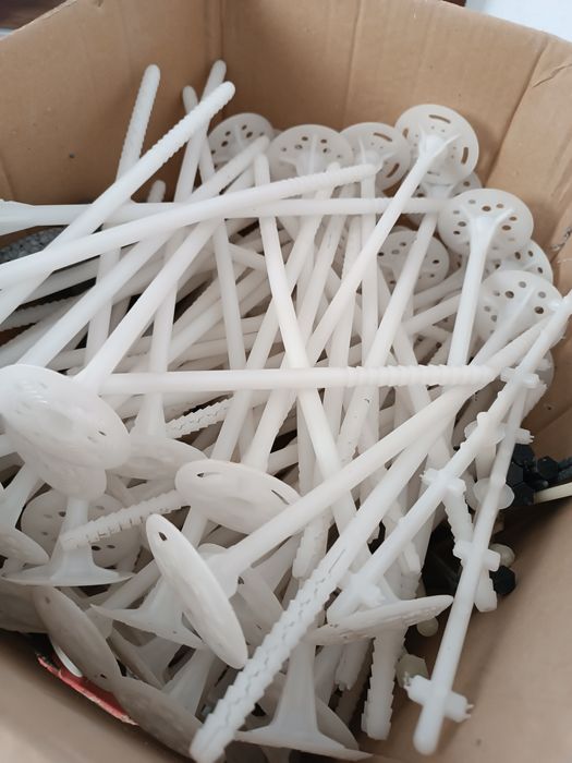 Łączniki izolacji, dyble do styropianu, zaślepki