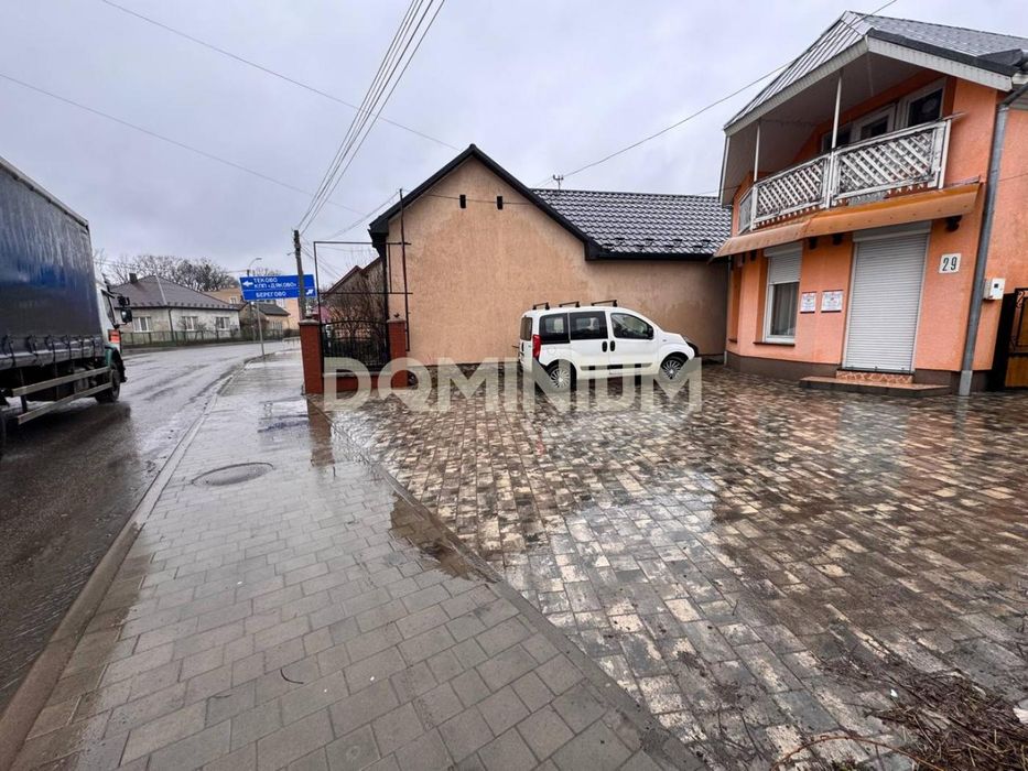 Будинок із комерційним приміщенням у центрі Виноградова