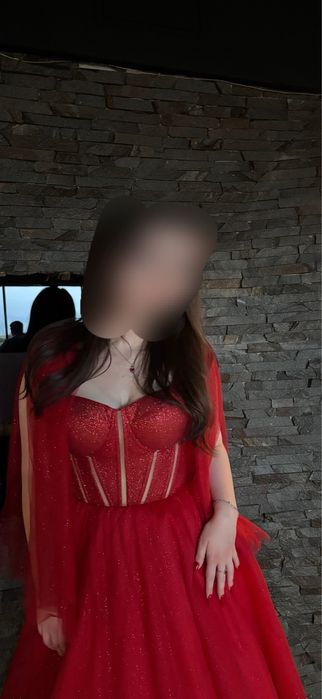 Червона випускна пишна сукня з напиленням