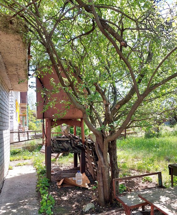 Продам  крепкий дом в пригороде Черноморска