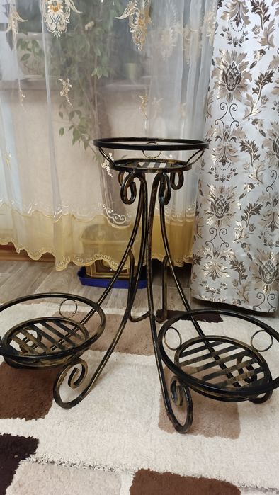 Кованая подставка для цветов