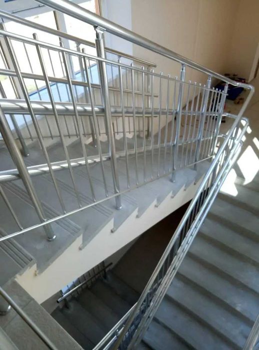 Перила алюмінієві круглі,колір срібло з леєрами