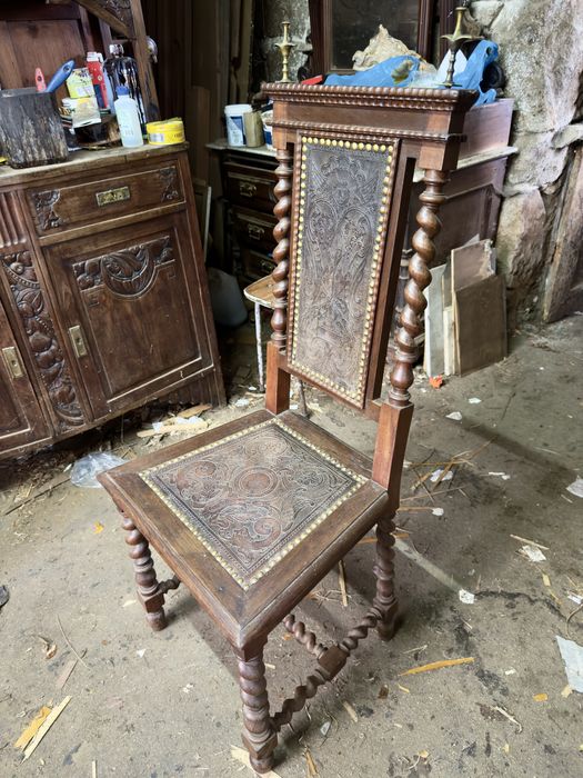 Cadeira de escritório torcido e de couro gravado