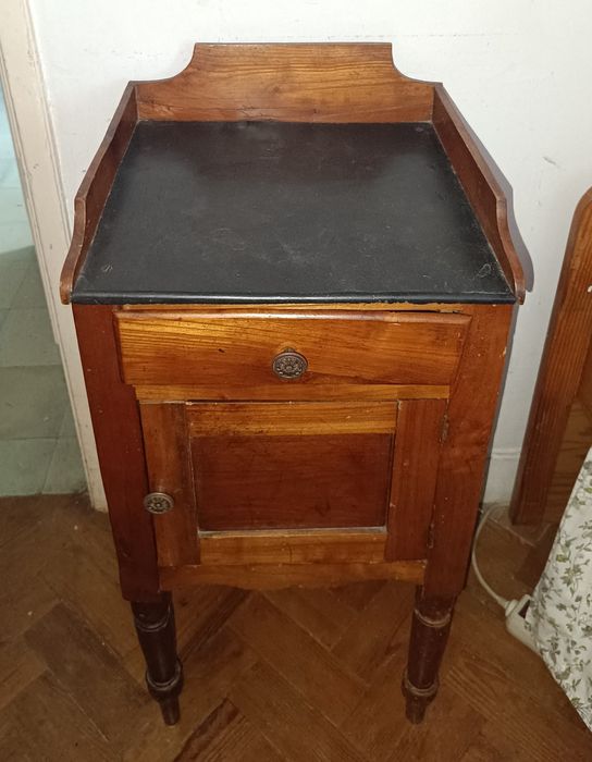Mesa de cabeceira antiga