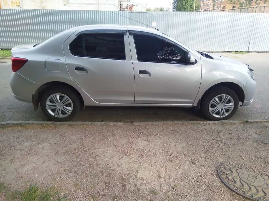 Рено Логан автомобиль