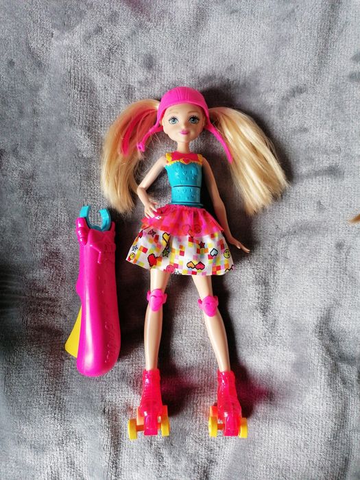 Lalka barbie na wrotkach