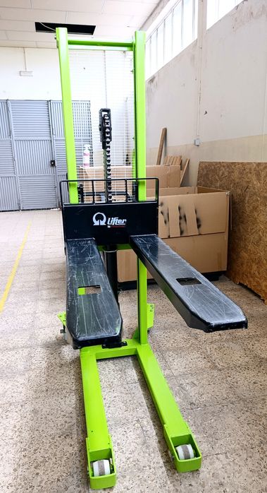 Empilhador manual / Stacker