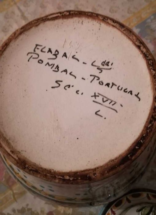 Antigo pote em faiança portuguesa, pintado à mão