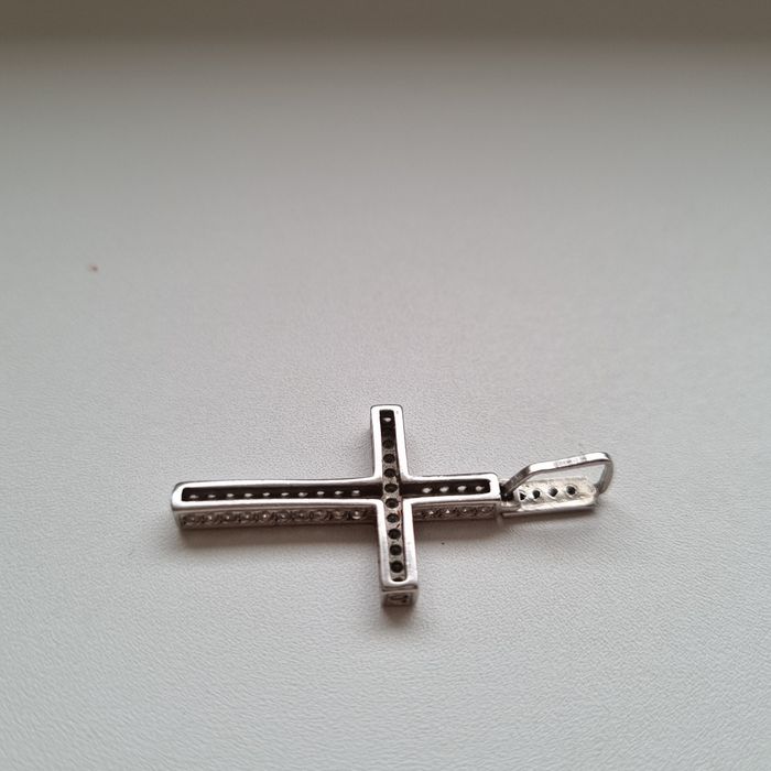 Nowy krzyżyk srebrny z cyrkoniami