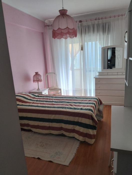 Alugo quarto de solteiro com varanda