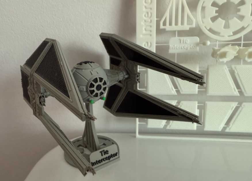 Modelo KitCard do TIE Interceptor Altamente Detalhado