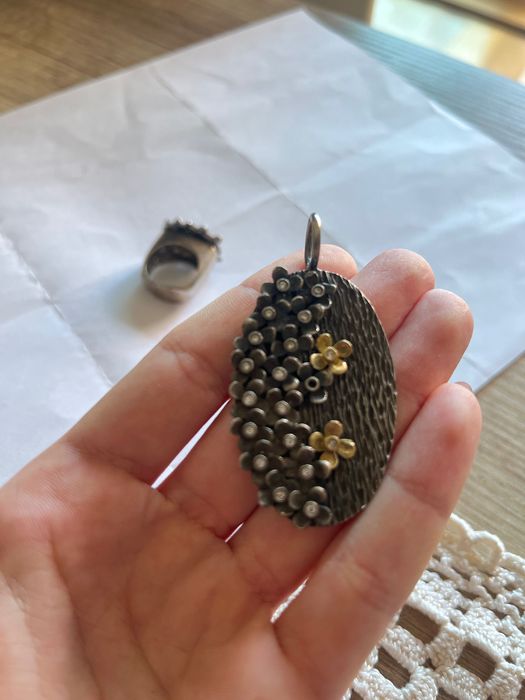 Conjunto prata anel e berloque estilo artesanal