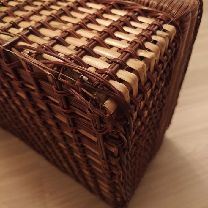 Kosz piknikowy z talerzami i kubkami retro