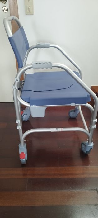 Cadeira de banho com sanitário NOVA